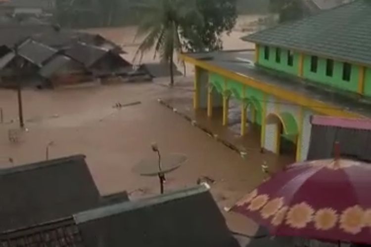 Banjir merendam puluhan rumah di Kampung Cicarucub, Desa Neglasari, Kecamatan Cibeber, Kabupaten Lebak, Banten, Minggu (9/10/2022).