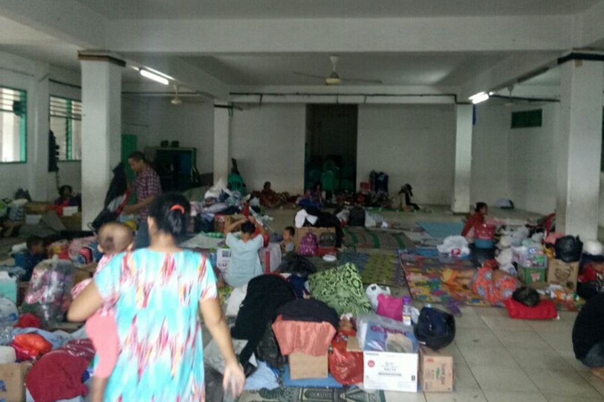 Kondisi pengungsian korban banjir di Madrasah Ibtidaiyah (MI) Al-Jihadiyah Jalan Madrasah, Bintaro, Pesanggrahan, Jakarta Selatan, Sabtu (4/1/2020). Selain makanan, mereka juga membutuhkan handuk dan pakaian dalam. 