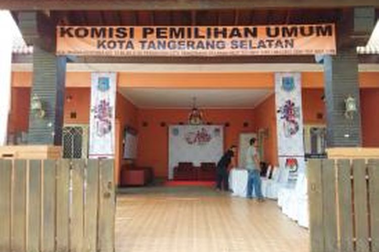 Hari pertama pendaftaran bakal calon walikota dan wakil walikota Tangerang Selatan untuk Pilkada 2015, kantor KPUD Tangsel masih tampak sepi, Minggu (26/7) pagi