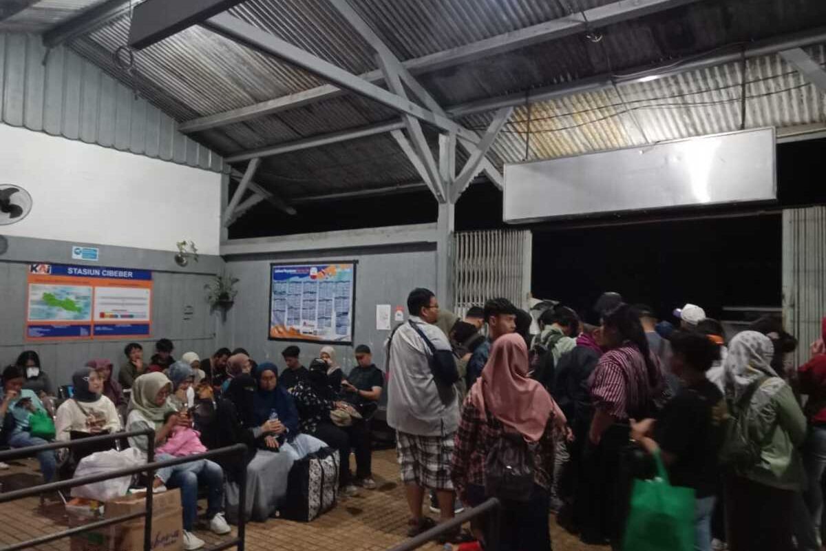 Dampak banjir yang menggenang diantara petak jalan Stasiun Cibeber- Cianjur, Penumpang KA Siliwangi dipindahkan ke Bus