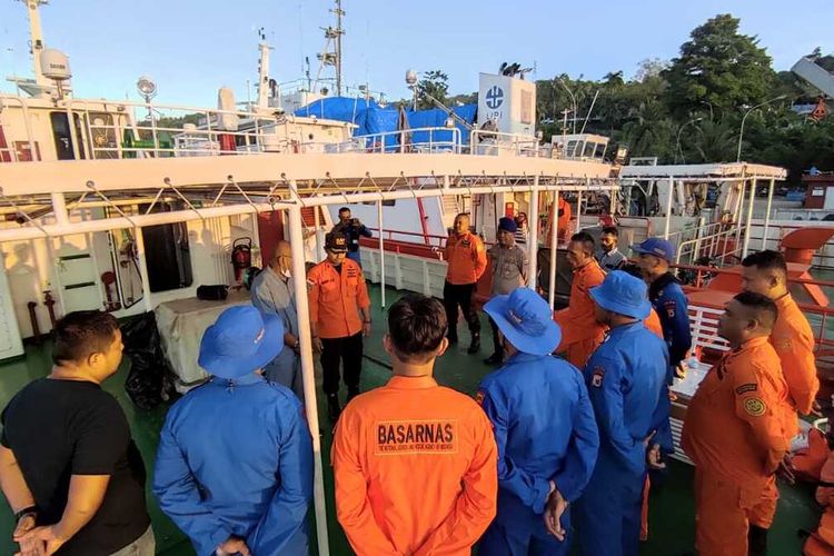 Tim SAR bersiap melakukan evakuasi delapan ABK di Pulau Mai, Maluku Tengah Kamis (30/6/2022)