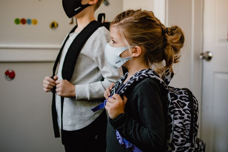 Ukuran masker yang seringkali ditujukan unutk orang dewasa, membuat anak-anak sulit mendapatkan ukuran masker yang tepat dan rapat saat dipakai di wajah mereka.