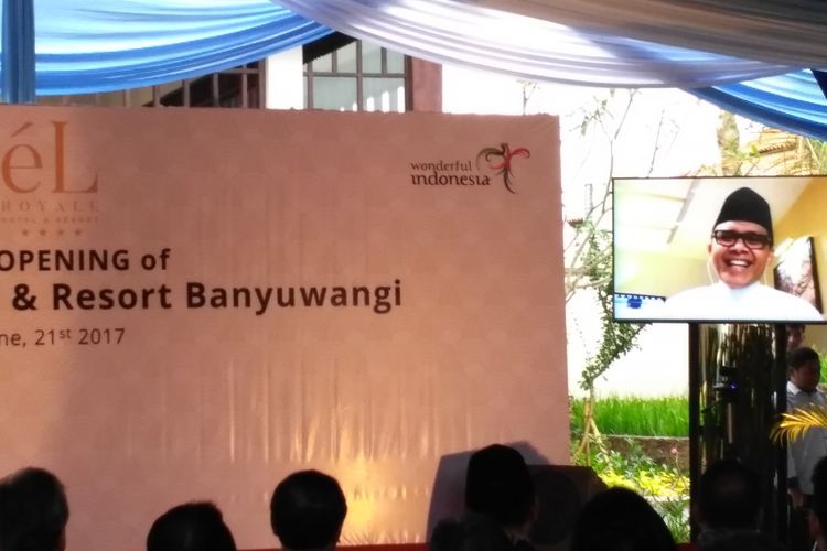 Bupati Banyuwangi Abdullah Azwar Anas berdialog dengan Menteri Pariwisata Arief Yahya dan Menteri Perdagangan Enggartiasto Lukito saat peresmian El Royale Hotel&Resort Banyuwangi, Rabu petang (21/6/2017). Anas sendiri tengah menjalani ibadah umroh di tanah suci