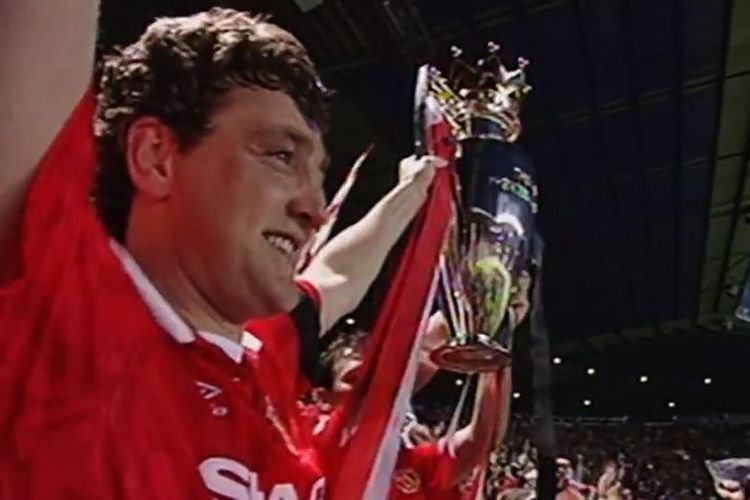 Kapten Manchester United, Steve Bruce, mengangkat trofi Premier League 1992-1993. Gelar itu merupakan kali pertama Setan Merah jadi juara Liga Inggris dalam 26 tahun.