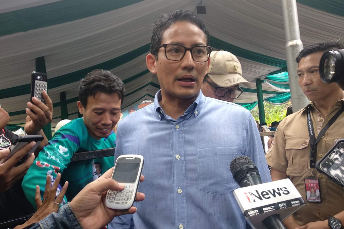 Calon wakil presiden Sandiaga Uno menghadiri deklarasi Rhoma for PAS di markas Soneta Records di Jalan Tole Iskandar Nomor 41, Depok, Jawa Barat, Minggu (28/10/2018).