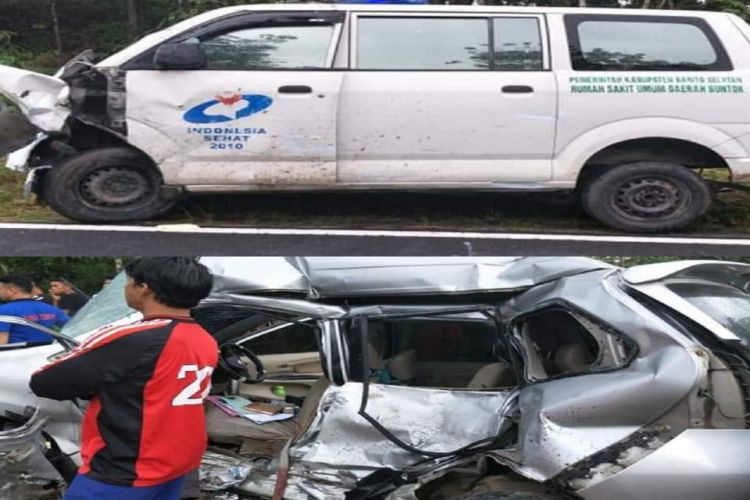 Kondisi kedua mobil yang mengalami kecelakaan maut di ruas jalan Trans Kalimantan, Kapuas, Kalimantan Tengah, pada Selasa (18/12/2018). 