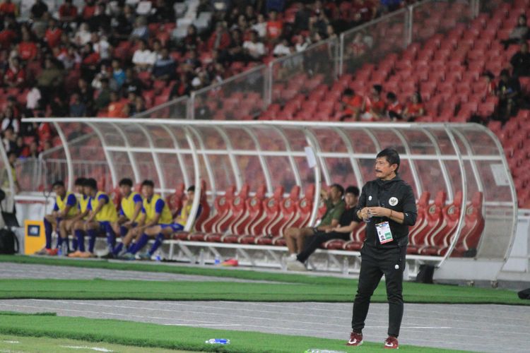 Pelatih Indra Sjafri memantau pertandingan timnas U20 Indonesia melawan timnas U20 Thailand pada laga persahabatan di Stadion Utama Gelora Bung Karno, Jakarta, pada Jumat (26/1/2024).