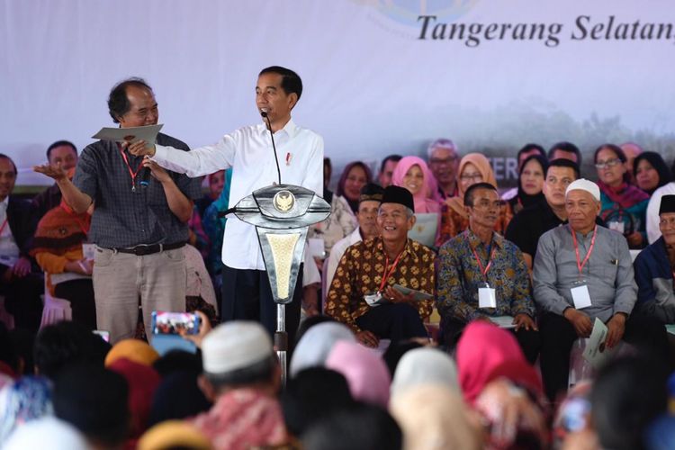 Warga Pamulang, Tangsel, Sinaran Paridi menceritakan pengalamannya ke Presiden Joko Widodo soal lambannya mengurus sertifikat lahan sebelum Jokowi menjabat Presiden.