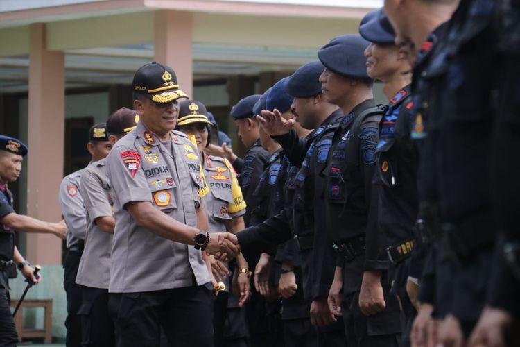 Kapolda Kalbar Irjen Pol Didi Haryono menyalami satu persatu personel Brimob yang dikirim untuk pengamana di Kantor KPU Jakarta, kemarin. 