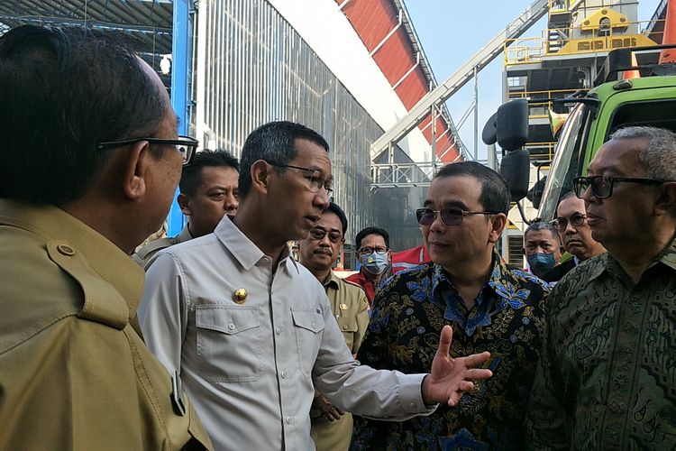 Pj Gubernur DKI Jakarta Heru Budi Hartono saat meninjau RDF Plant di TPST Bantar Gebang, Bekasi, Senin (27/6/2023).