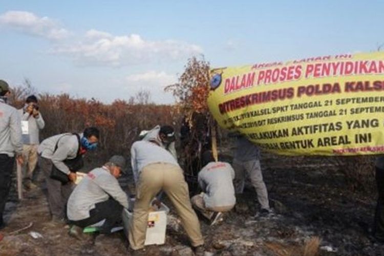 Tim Satgas Gakum Karhutla Dit Reskrimsus Polda Kalsel menyegel lahan yang terbakar milik PT BIT di Kecamatan Martapura Barat, Kabupaten Banjar, Kalimantan Selatan, Rabu (25/9/2019). 