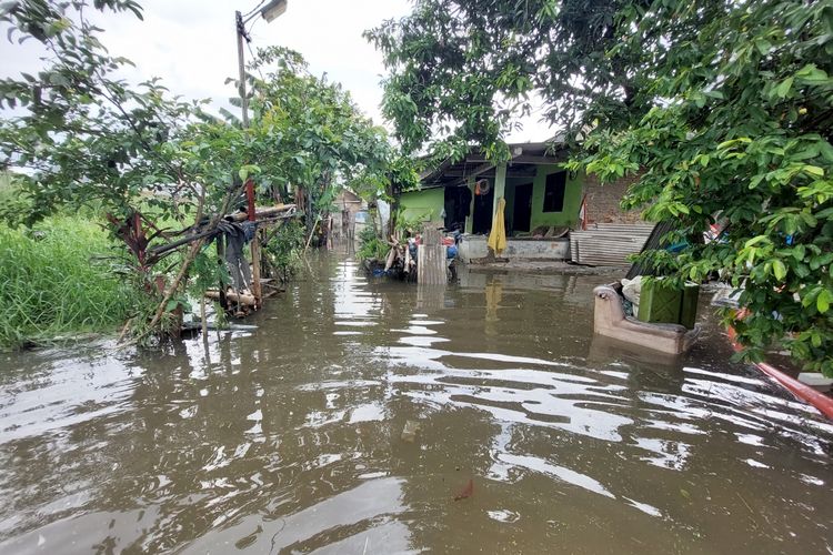 Suasana banjir di RT04/RW08, Jurumudi, Kecamatan Benda, Kota Tangerang, Jumat (21/1/2022).