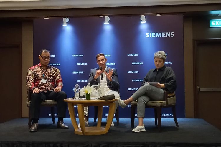 Presiden Direktur dan CEO PT Siemens Indonesia Lamine Jendoubi  (tengah) dalam konferensi pers, Selasa (13/12/2022)