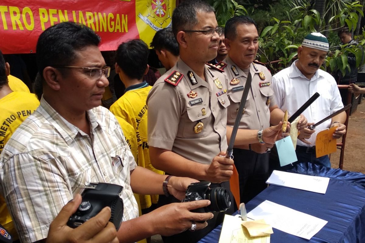 Kepala Kepolisian Sektor Metro Penjaringan, Jakarta Utara, AKBP Rachmat Sumekar, Selasa (23/1/2018), memperlihatkan barang bukti yang disita dari pelaku penjambretan.