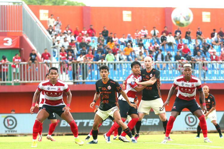 Suasana perebutan bola dalam laga pekan ke-27 Liga 1 2022-2023 antara Madura United vs Persija Jakarta di Stadion Gelora Madura Ratu Pamelingan, Pamekasan, Minggu (26/2/2023).