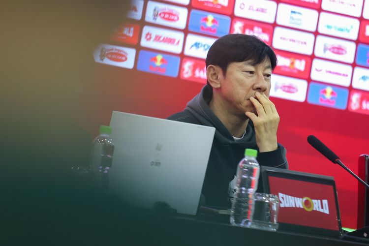 Pelatih timnas Indonesia Shin Tae-yong saat sesi konferensi pers jelang laga Vietnam vs Indonesia pada Kualifikasi Piala Dunia 2026 Zona Asia, Senin (25/3/2024)