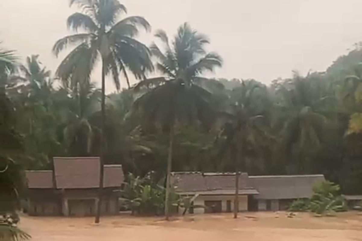 Banjir merendam rumah di Dusun Campaka, Kecamatan Cimerak, Kabupaten Pangandaran, Senin (13/10/2025).