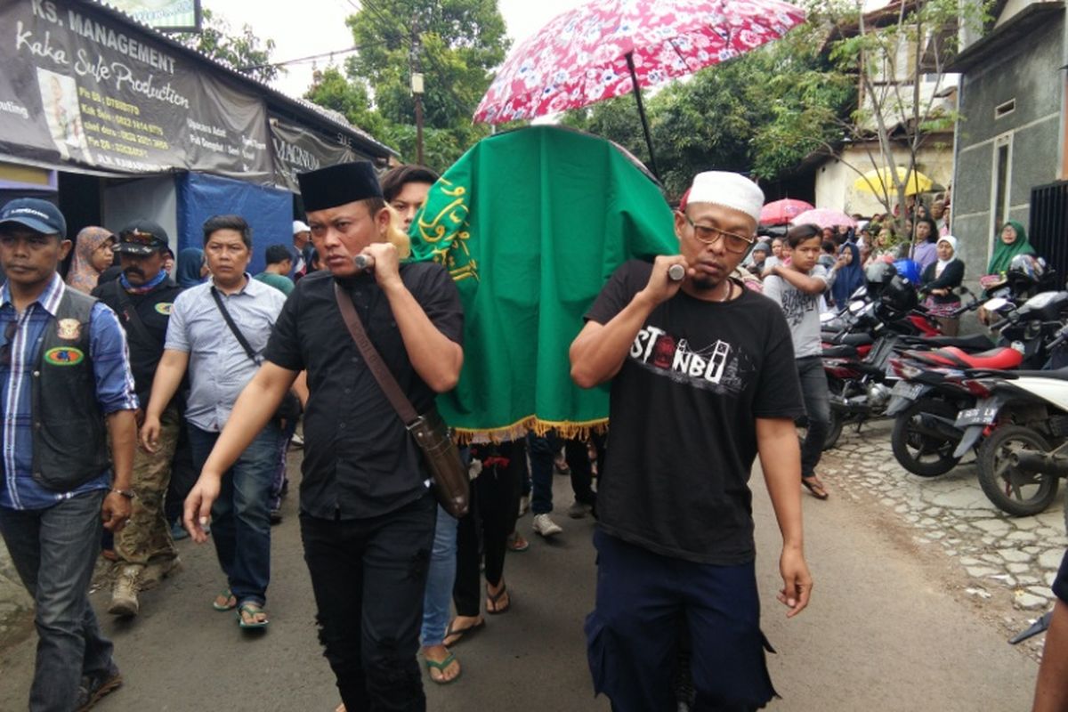 Komedian Sule bersama kerabatnya saat menggotong keranda jenazah ayahnya, Rabu (11/10/2017) siang.