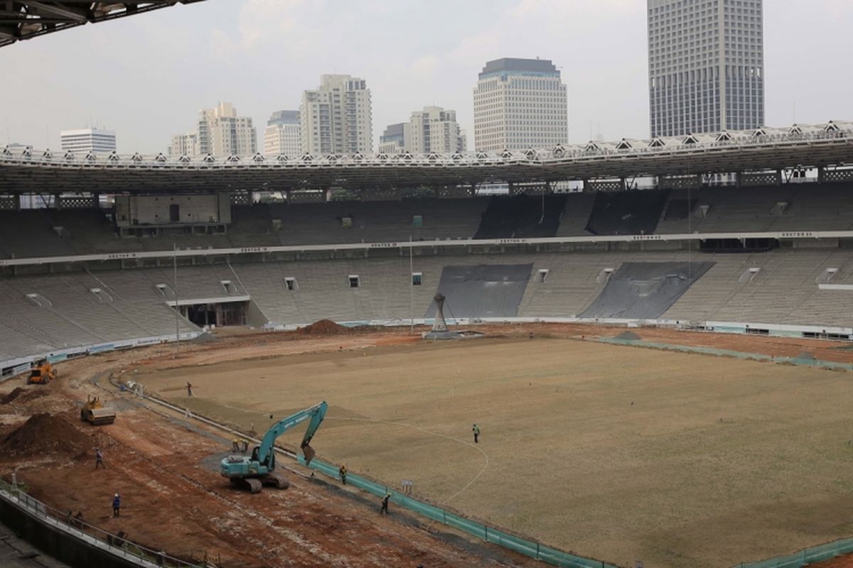 Pekerja menyelesaikan proyek renovasi di Stadion Utama Gelora Bung Karno (GBK) Jakarta, Jumat (17/3/2017). Kawasan Gelora Bung Karno (GBK) yang akan menjadi venue penyelenggaraan Asian Games XVIII 2018 mendatang bakal direnovasi dengan standar internasional untuk pertandingan olahraga dan ditargetkan selesai pada November 2017.