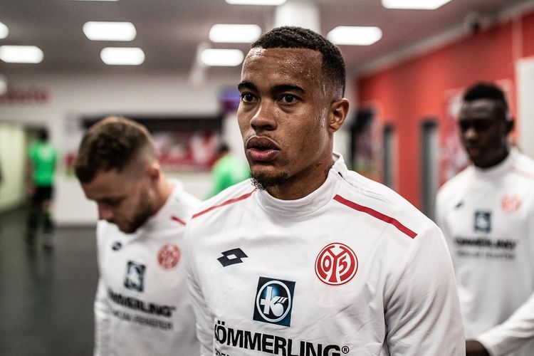 MAINZ, GERMANY - SEPTEMBER 28: Robin Quaison of 1.FSV Mainz 05 looks on prior to the Bundesliga match between 1. FSV Mainz 05 and VfL Wolfsburg at Opel Arena on September 28, 2019 in Mainz, Germany. (Photo by Christian Kaspar-Bartke/Bundesliga/Bundesliga Collection via Getty Images)