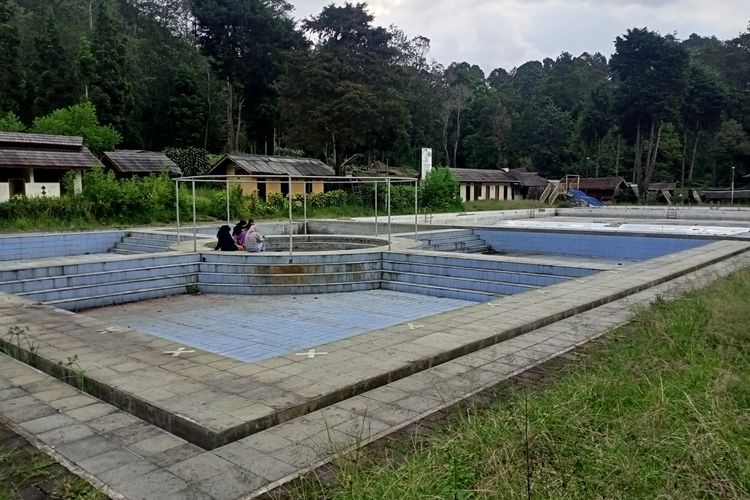 Kondisi obyek wisata pemandian air panas Cimanggu atau Cimanggu Hot Spring di Kecamatan Rancabali, Ciwidey, Kabupaten Bandung, Jawa Barat, setelah tak lagi aktif sejak 2 tahun lalu.