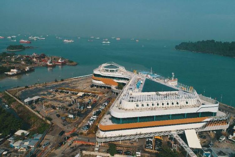 Pelabuhan Bakauheni di Lampung, Indonesia. 
