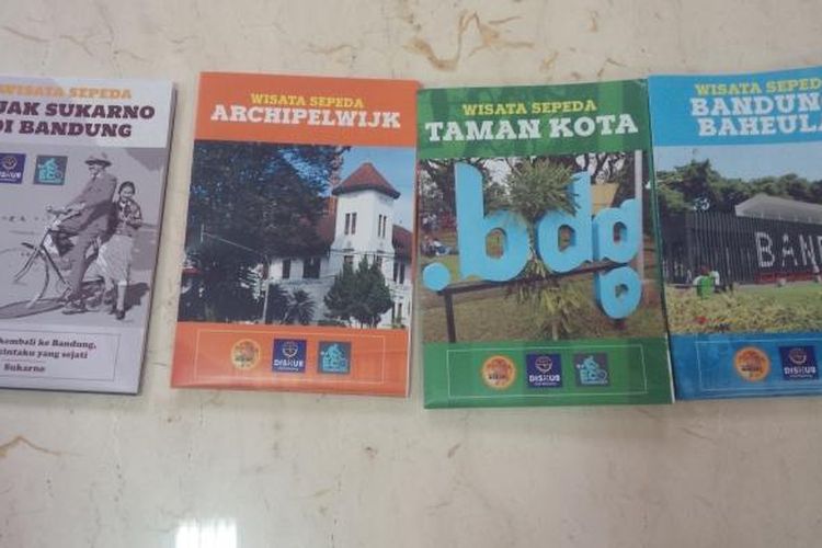 Empat brosur paket Wisata Sepeda di Kota Bandung. KOMPAS.COM/Putra Prima Perdana.