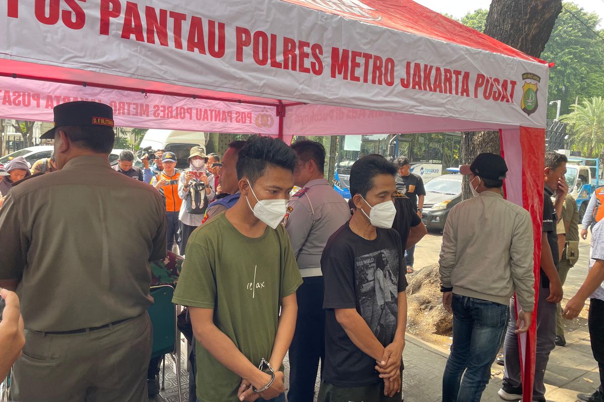 AB (49) dan J (26) yang menjadi pelaku pungli di depan Masjid Istiqlal, Jakarta Pusat, Senin (13/5/2024).
