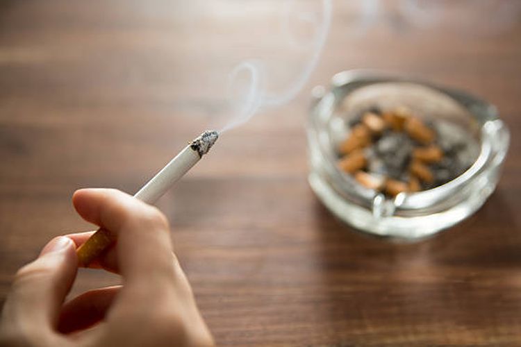 Ilustrasi merokok. Penelitian ilmiah selama puluhan tahun secara meyakinkan menghubungkan risiko kanker dengan beberapa pilihan gaya hidup termasuk merokok.