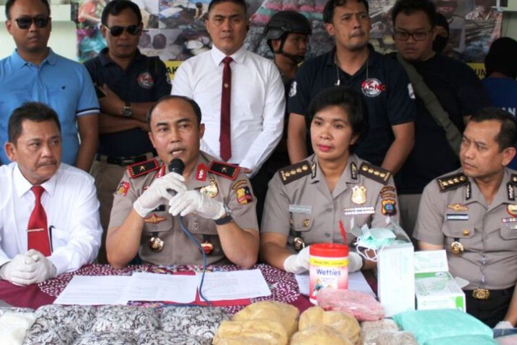 Dir IV Tipid Narkoba Bareskrim Polri Brigjen Pol Eko Daniyanto mengungkap kasus narkoba jaringan internasional yang dilakukan Timsus NIC Dit Narkoba Bareskrim di Medan, Senin (6/3/2017)