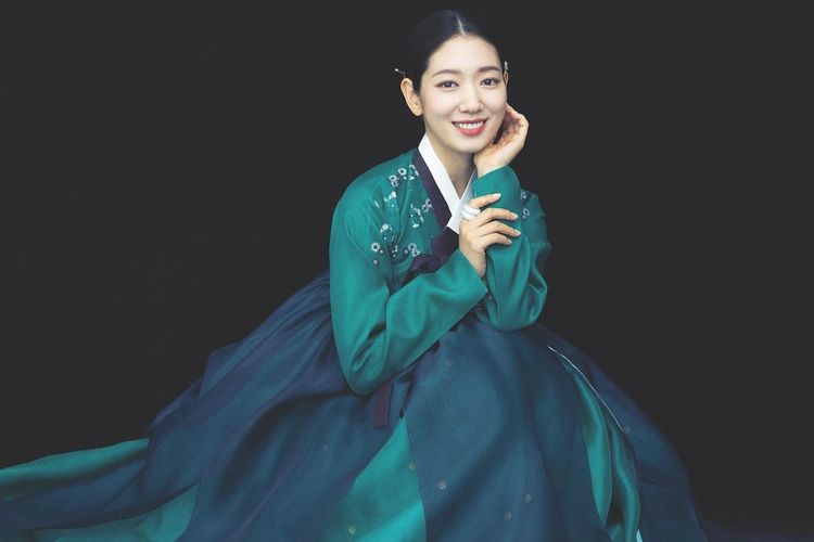 Park Shin Hye memakai hanbok, pakaian tradisional Korea.