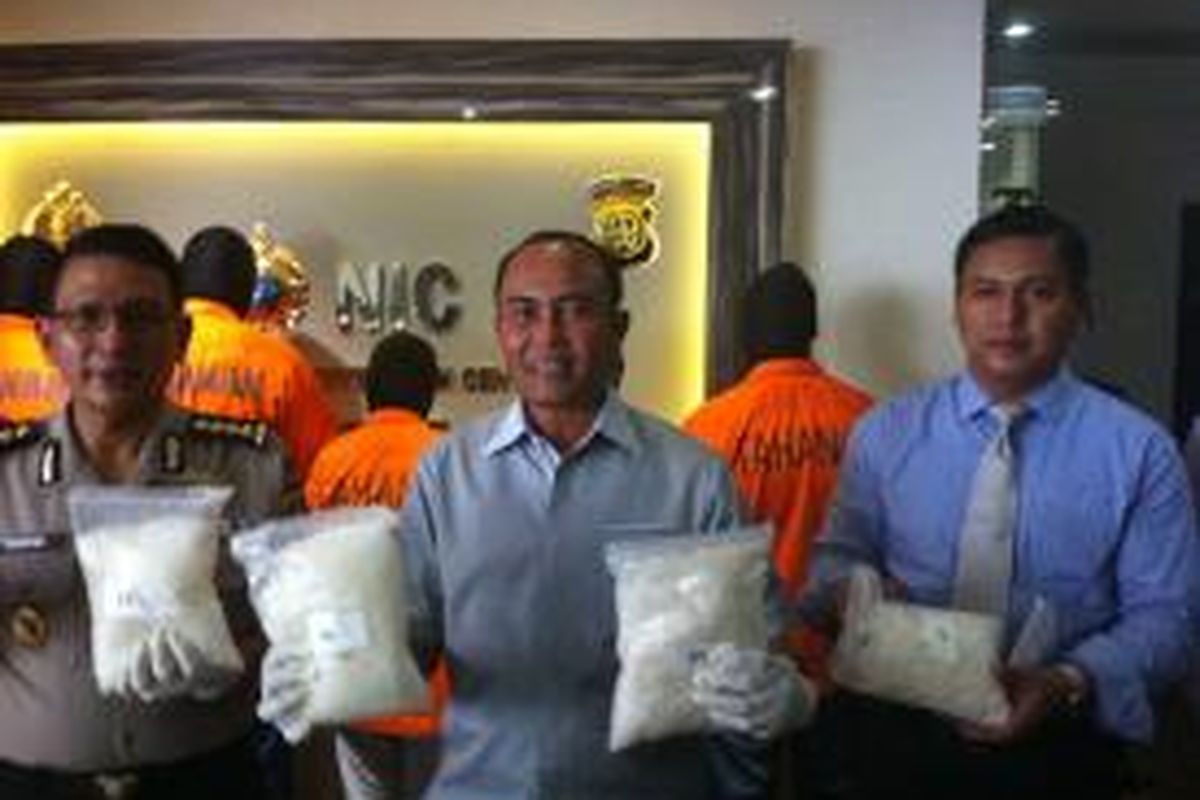 Polda Metro Jaya mengungkap tindak pidana narkotika dengan barang bukti sabu 18,2 kg dan erimin 45.000 butir, Selasa (24/2/2015).