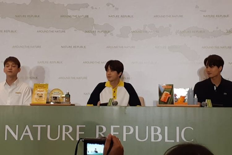 (Kiri ke kanan) Personel EXO Chen, Suho, Kai saat menghadiri konferensi pers peluncuran produk Around The Nature Nature Republic di Hotel Westin, Jakarta Selatan, Minggu (26/5/2019).