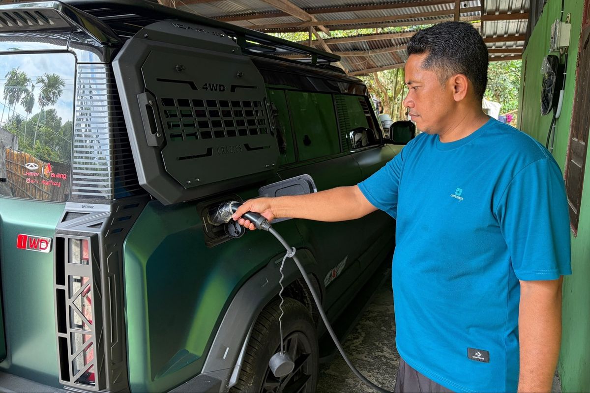 Ilustrasi pelanggan sedang mengisi daya kendaraan listrik di rumahnya. Hingga saat ini, total lebih dari 92.000 pelanggan telah menikmati kemudahan layanan Home Charging Services dari PLN di mana terdapat penambahan 21.865 pelanggan baru pada periode Januari hingga Juni 2026. Jumlah penambahan tersebut naik 9,04 persen dibandingkan periode yang sama pada 2025 sebanyak 20.053 pelanggan.