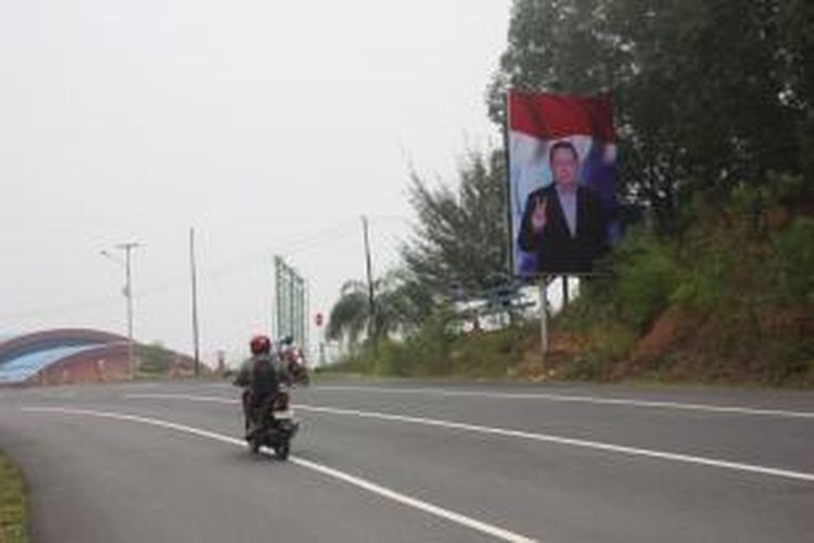 Baliho SBY yang terpasang di sekitar GOR Kabupaten Nunukan ini membingungkan Panwaslu Kabupaten Nunukan. Panwaslu Kabupaten NUnukan mengaku sedangmengkaji apakah baliho tersebut termasuk alat peraga kampanye. 