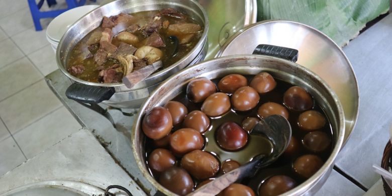 Jeroan dan telur rebus jadi tambahan lauk nasi pindang khas Kudus, di kedai Nasi Pindang Kudus dan Soto Sapi di Jalan Gajahmada Semarang yang sudah ada sejak 1987, Kamis, (19/7/2018).