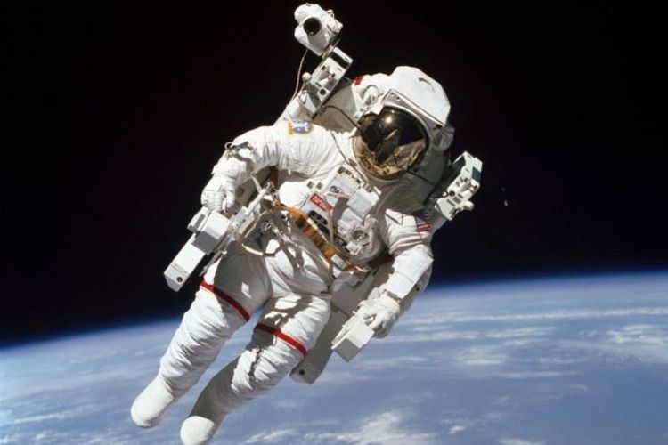 Bruce McCandless terbang lebih dari 90 meter dari pesawat ulang alik Challenger.