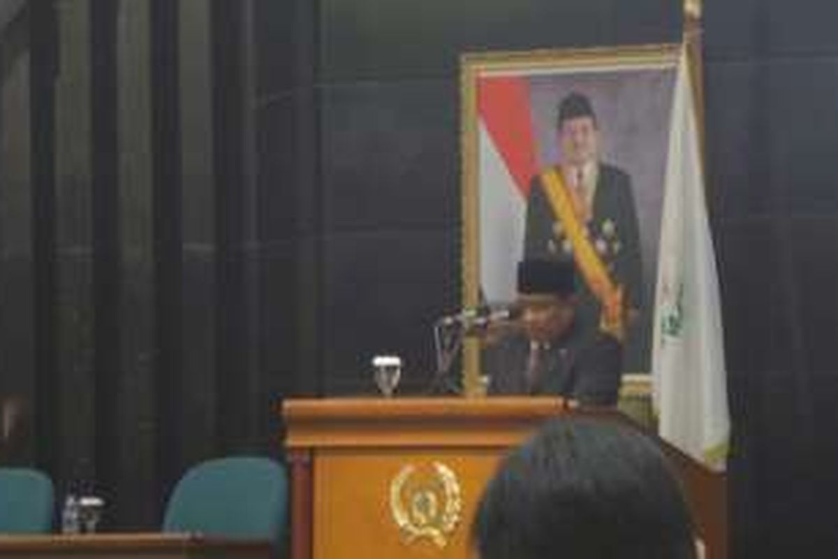 Plt Gubernur DKI Jakarta Sumarsono menyampaikan pidato atas tanggapan fraksi-fraksi terhadap Raperda tentang Organisasi Perangkat Daerah di Gedung DPRD DKI, Rabu (23/11/2016). 