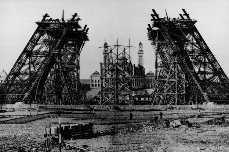 Ilustrasi proses pembangunan Menara Eiffel di Paris, Perancis.