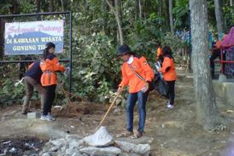 Sejumlah relawan melakukan aksi bersih-bersih di jalan naik dan turun Gunung Tidar untuk mencegah kebakaran, Minggu (1/11/2015).