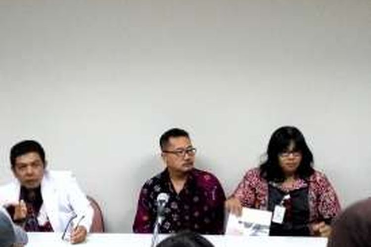 Dr Lipur Rinaningtyas ahli Forensik RSUP dr Sardjito  Yogyakarta (Tengah) saat memaparkan hasil pemeriksaan korban miras oplosan