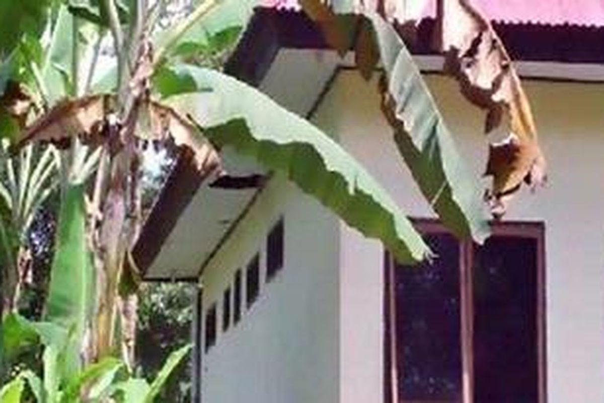 Plafon bagian belakang kantor Polsek Rilau Ale rusak setelah para tahanan kasus pencurian motor membobolnya. 