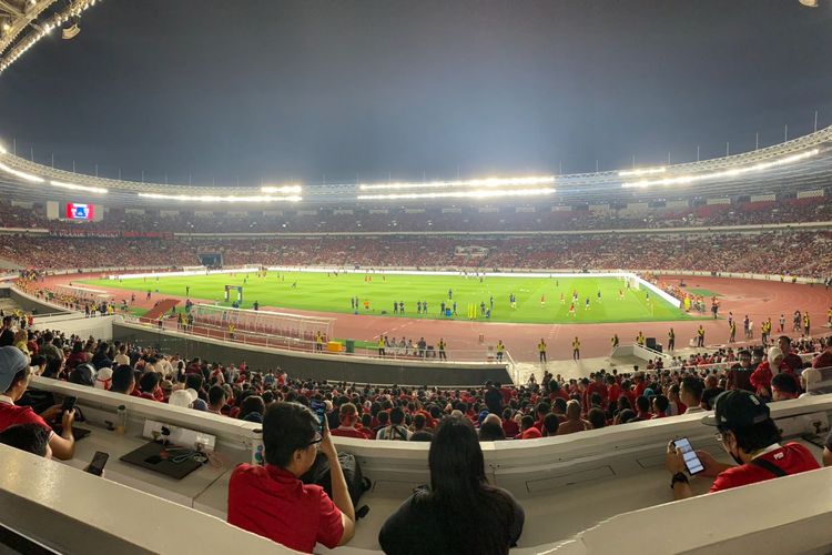 Para pemain Timnas Indonesia dan Argentina sedang melakukan pemanasan jelang FIFA Matchday di Stadion Utama Gelora Bung Karno Senayan, Jakarta, Senin (19/6/2023).