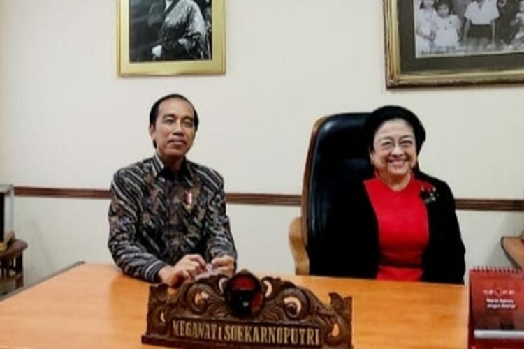 Presiden Joko Widodo duduk bersama Ketua Umum PDI-P Megawati Soekarnoputri di ruang ketua umum di Sekolah Partai PDI-P di Lenteng Agung, Jakarta Selatan, Selasa (21/6/2022)