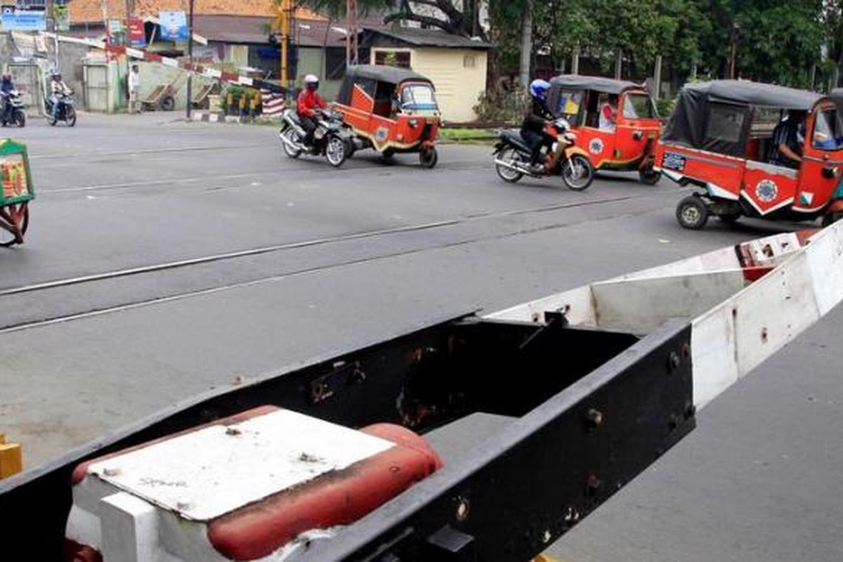Pengguna jalan nekat melintas meski pintu perlintasan Kereta Api menutup Jalan Garuda, Kemayoran, Senin (28/6/2010). Kurangnya kesadaran berlalu-lintas bisa mengakibatkan kesemrawutan dan kecelakaan yang berujung pada jatuhnya korban jiwa. 