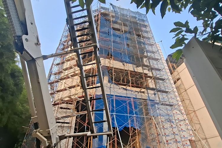 Kebakaran Gedung di Cikini: Pekerja Panik karena Asap Tebal, 10 Orang Dievakuasi