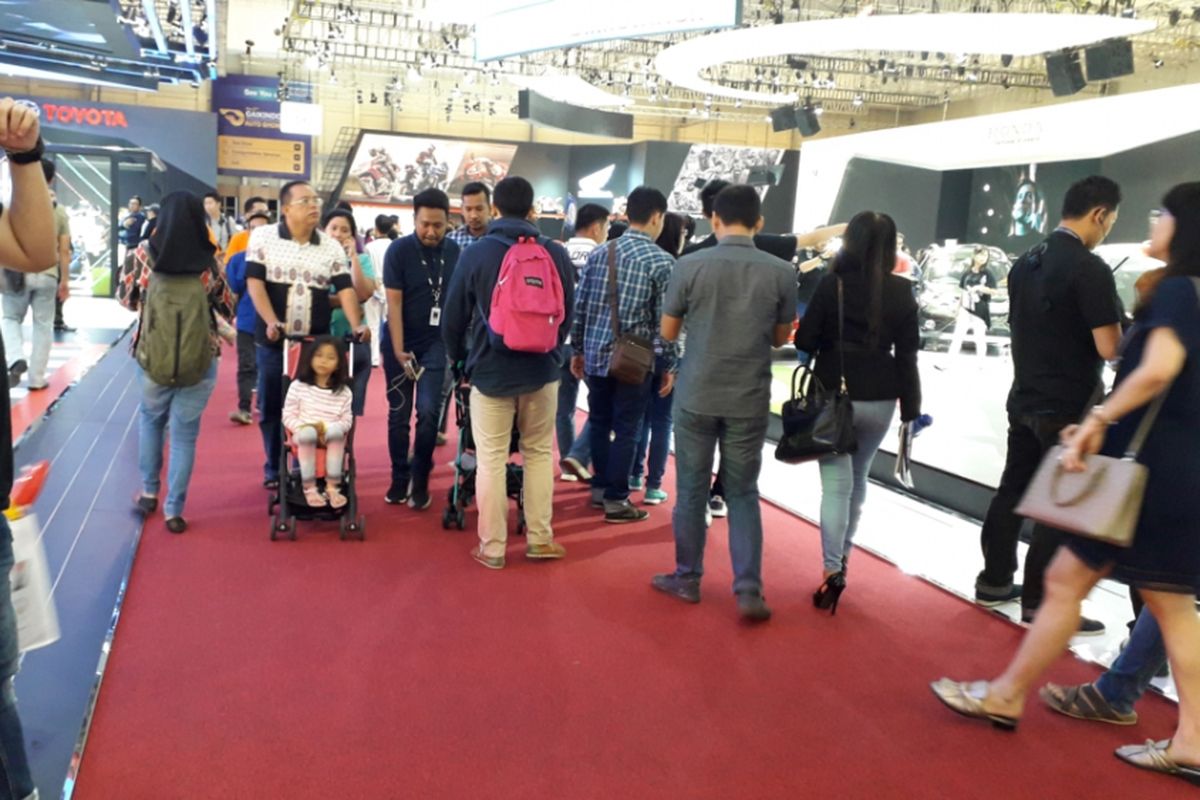 Para pengunjung yang datang ke Gaikindo Indonesia International Auto Show 2018 pada penyelenggaraan hari kedua, Jumat (3/8/2018).