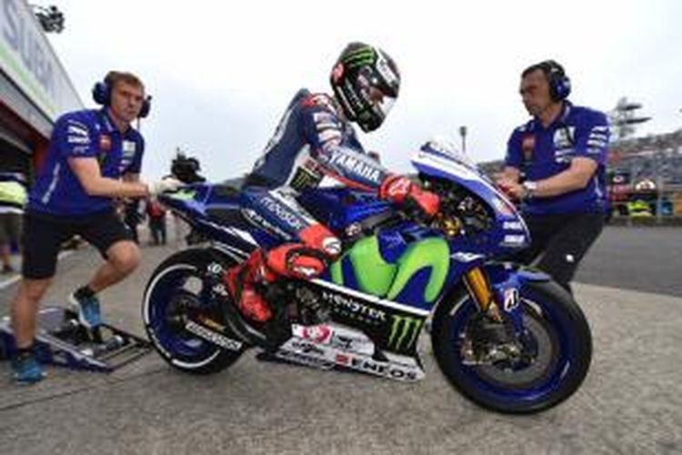 Pebalap Movistar Yamaha asal Spanyol, Jorge Lorenzo, keluar dari paddock saat sesi kualifikasi GP Jepang di Sirkuit Twin Ring Motegi, Minggu (11/10/2015).