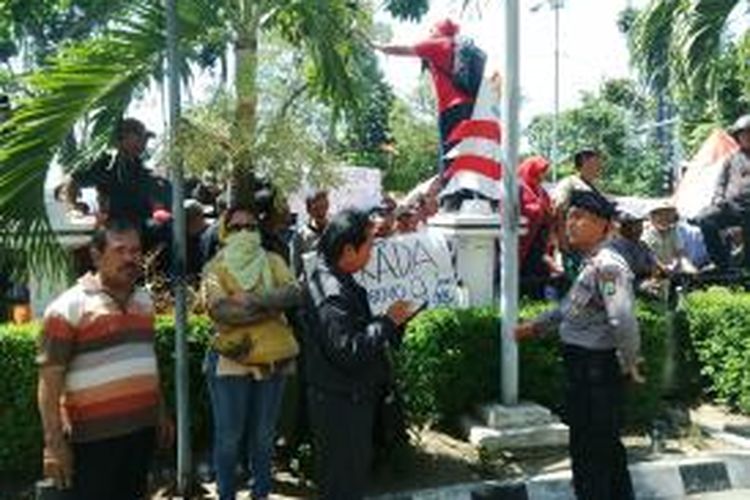 Massa aksi di depan kantor KPU Surabaya.