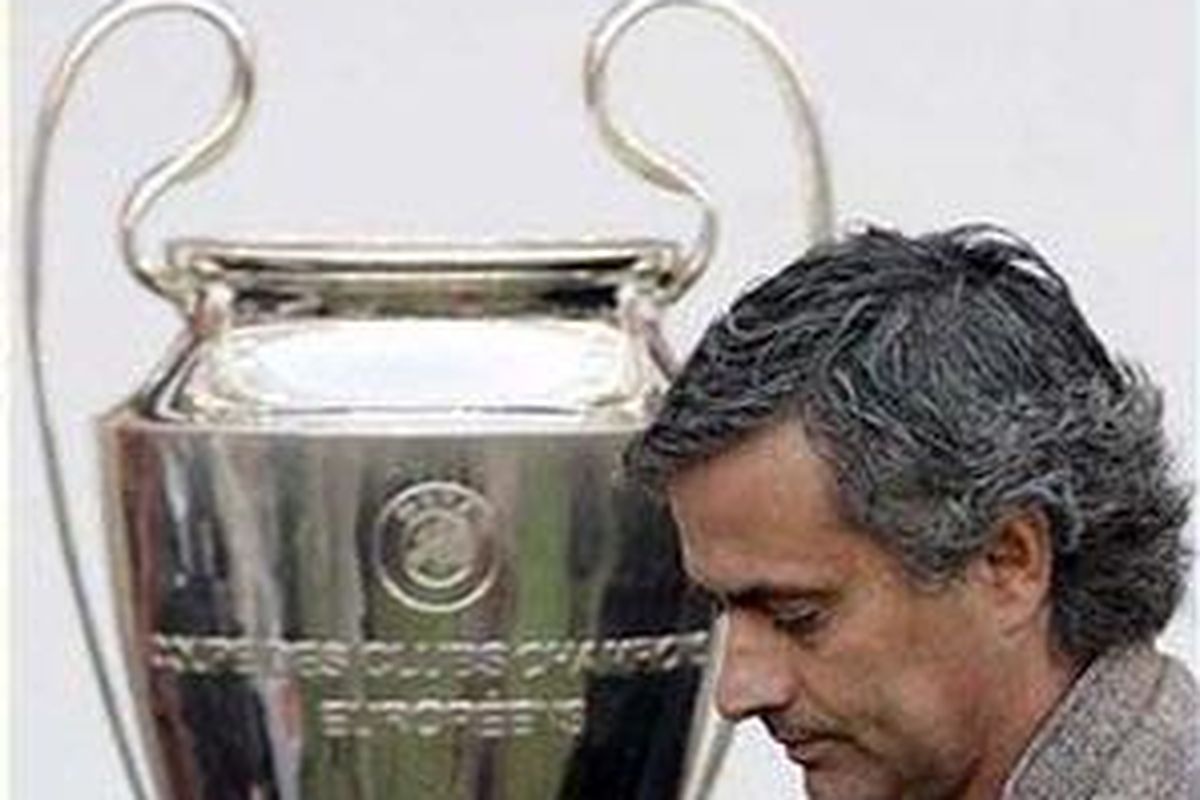 Jose Mourinho dan trofi Liga Champions yang ingin dia persembahkan buat Inter Milan.